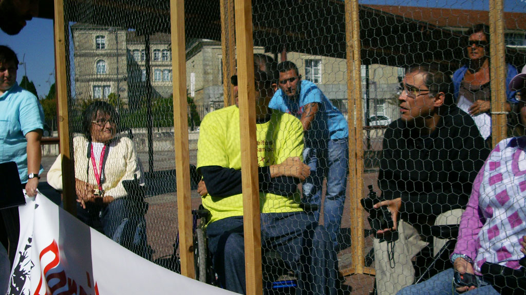 Membros da plataforma pechados nunha gaiola