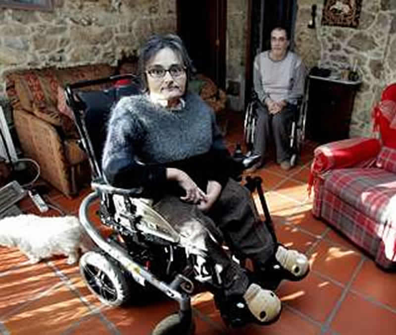 Marita Iglesias xunto ao seu marido, tamén con diversidade funcional, na súa casa de Vedra