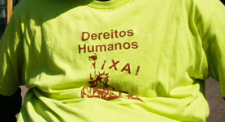 Camiseta coa lenda 'Dereitos Humanos Xa!'
