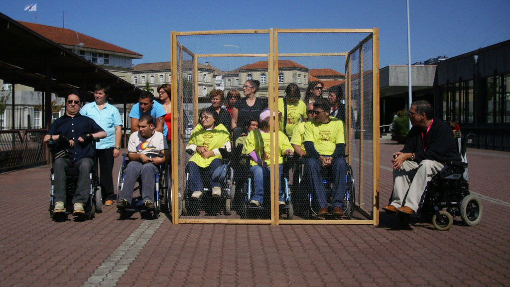 Membros da plataforma pechados nunha gaiola
