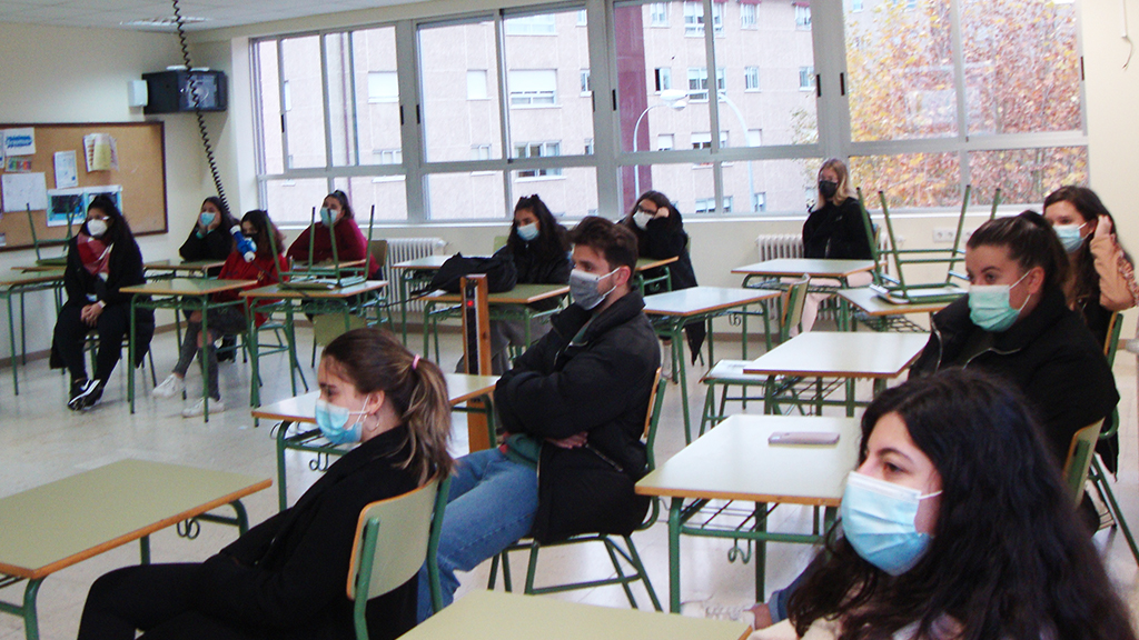 Alumnas do CIFP de Portovello seguindo a intervención de Anxela López Leiceaga